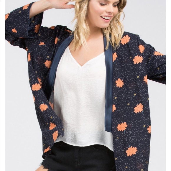 🔴LAST1️⃣ Satin Edge Kimono FINAL PRICE - Picture 3 of 7